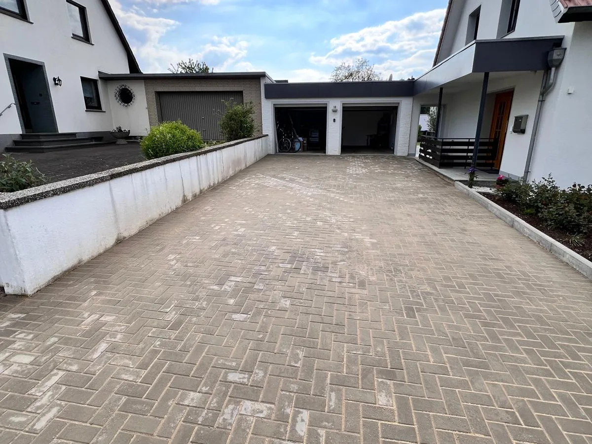 Fertige Einfahrt im Fischgrätverband – Handwerk von Saidov Garten- und Landschaftsbau